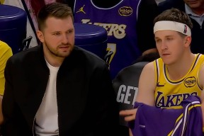 爱游戏体育-包含浓眉哥爆冷击败湖人，赛事规则更新引爆全场！的词条