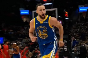 爱游戏体育-关于库里迎来三赛季高光表现，加拿大队球迷沸腾！的信息